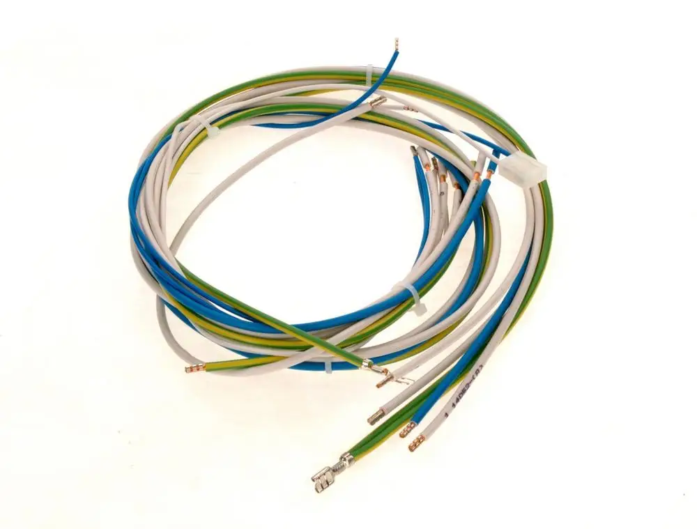 BOSCH Kabel-Set mit mehreren farbigen Drähten, die an einem Ende zusammengebündelt sind. Die Kabel sind für elektrische Verbindungen vorgesehen.